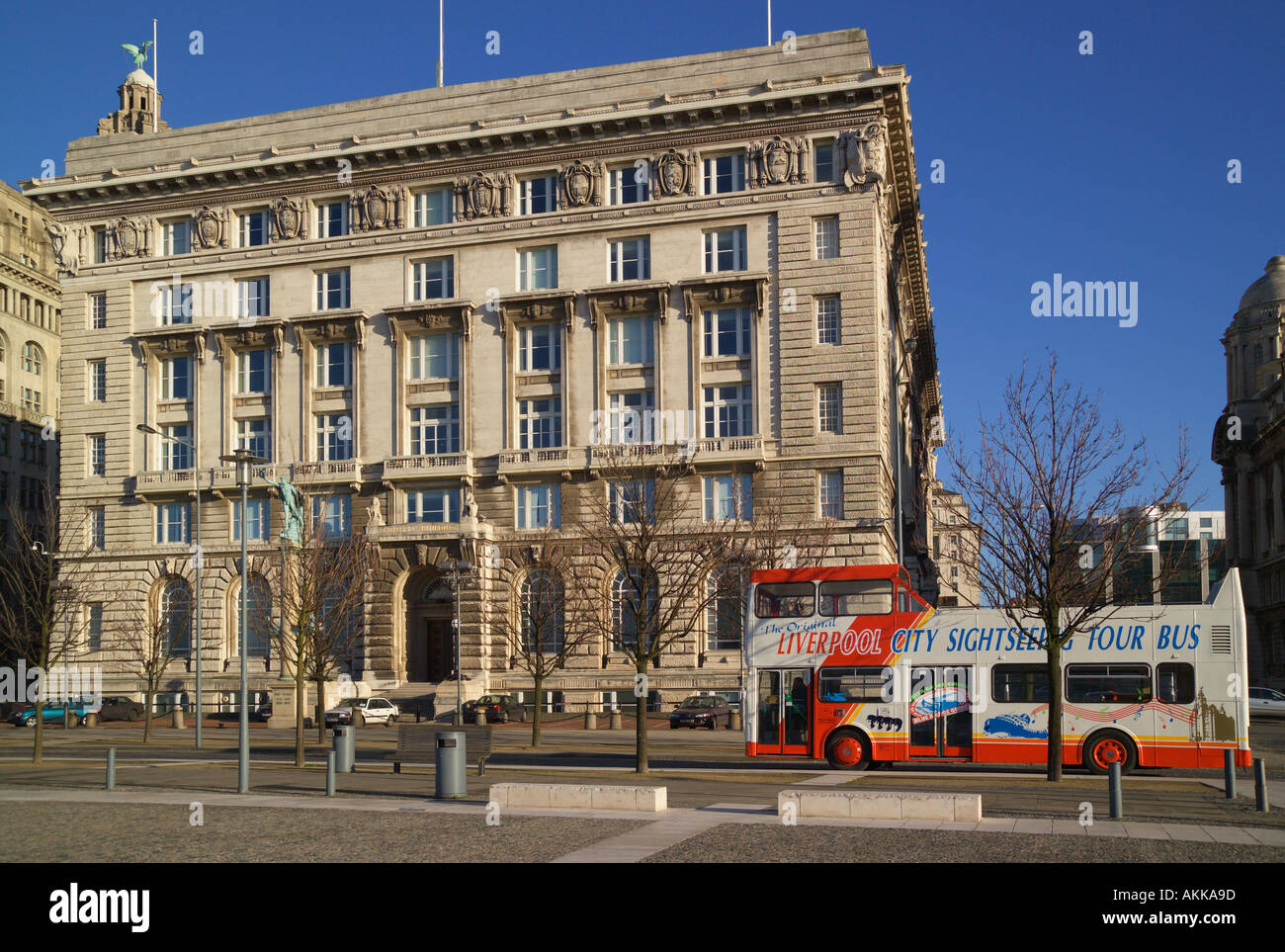 Cunard Building und Tour Bus Liverpool Merseyside England Stockfoto