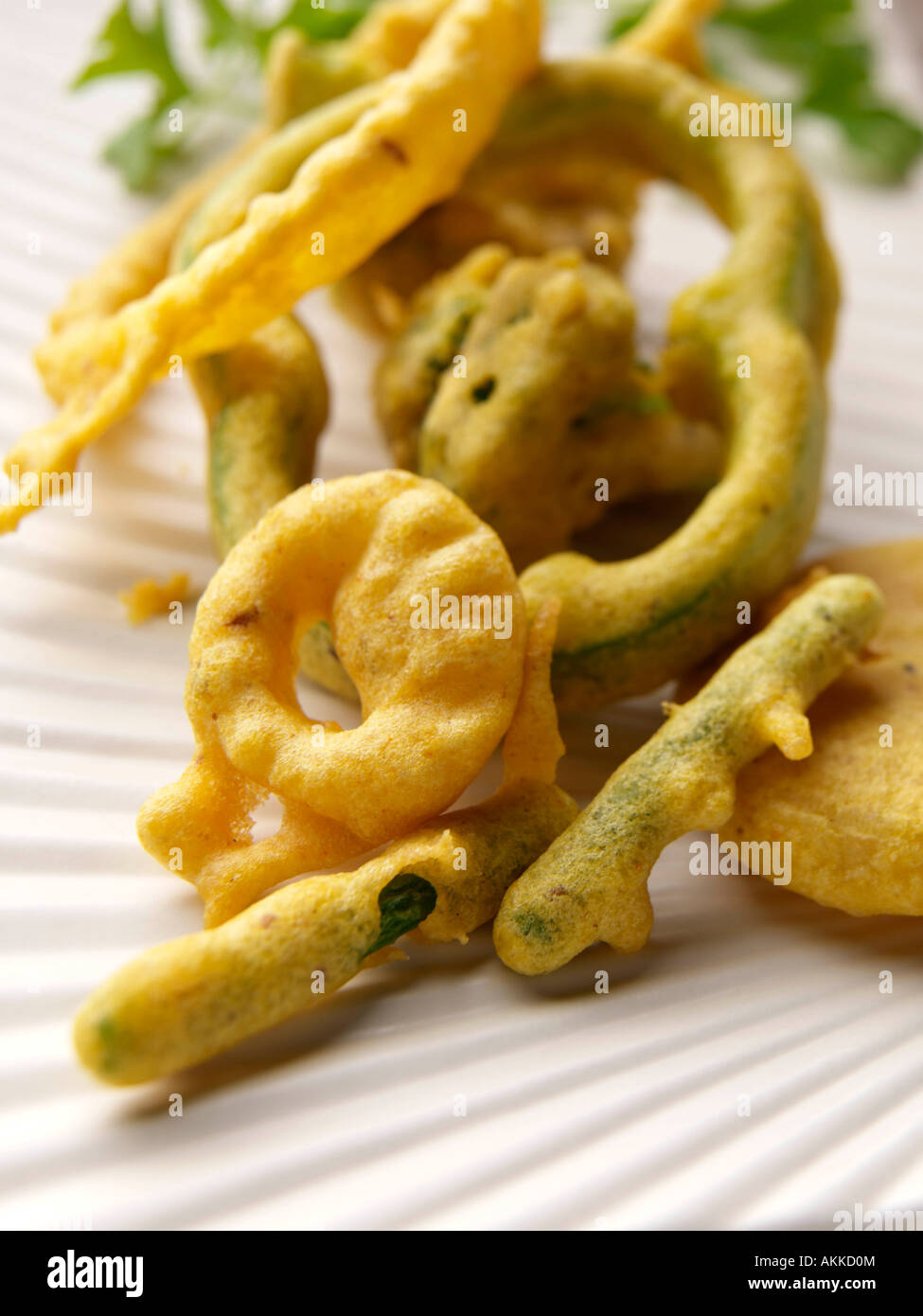 Eine Schüssel mit würzigen Gemüse Pakoras redaktionelle indische vegetarische Gerichte Stockfoto