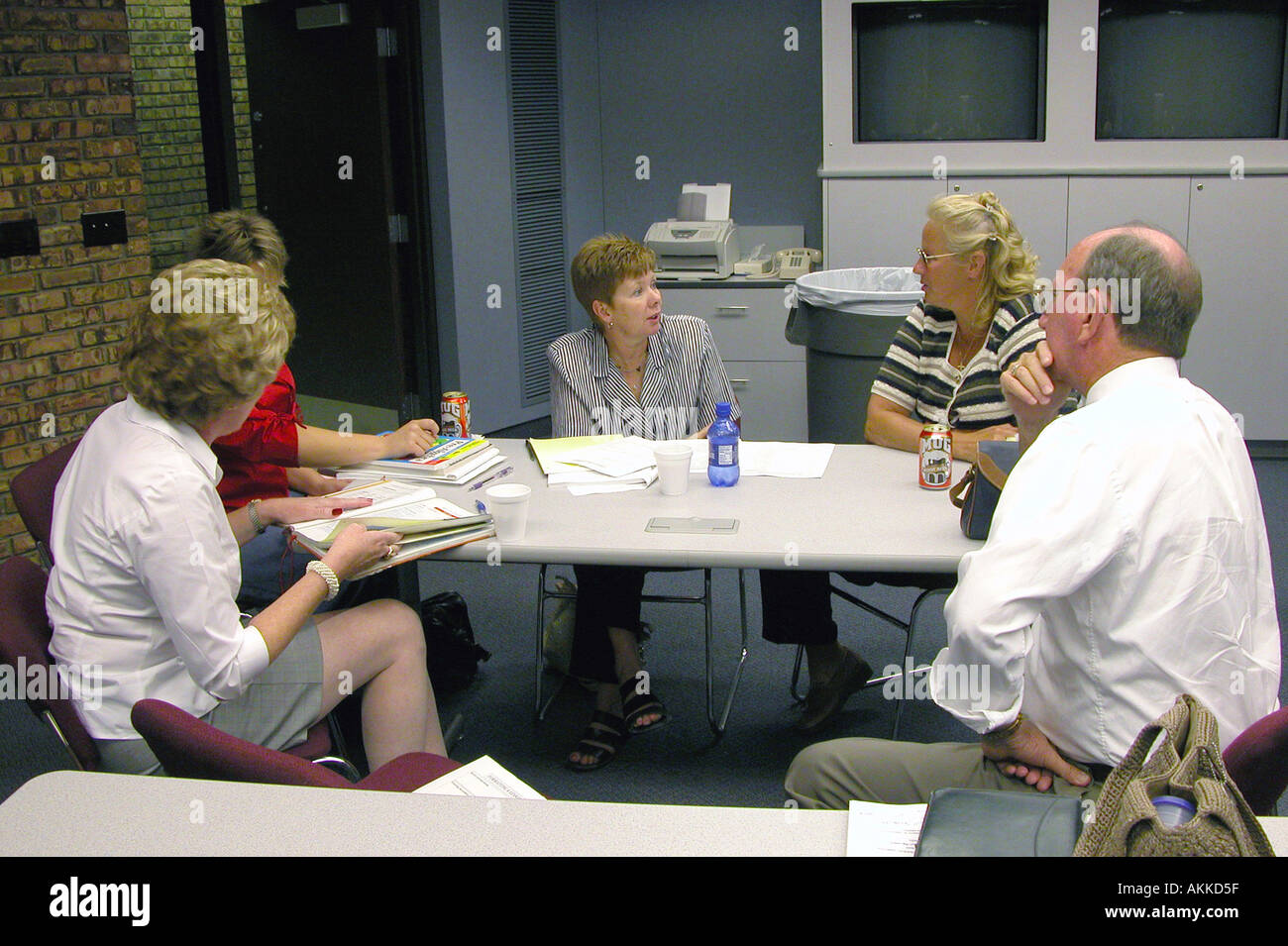 Erzieher teilnehmen in einer kleinen Gruppe mit Sitz Werkstatt zur pädagogischen Diskussion Stockfoto