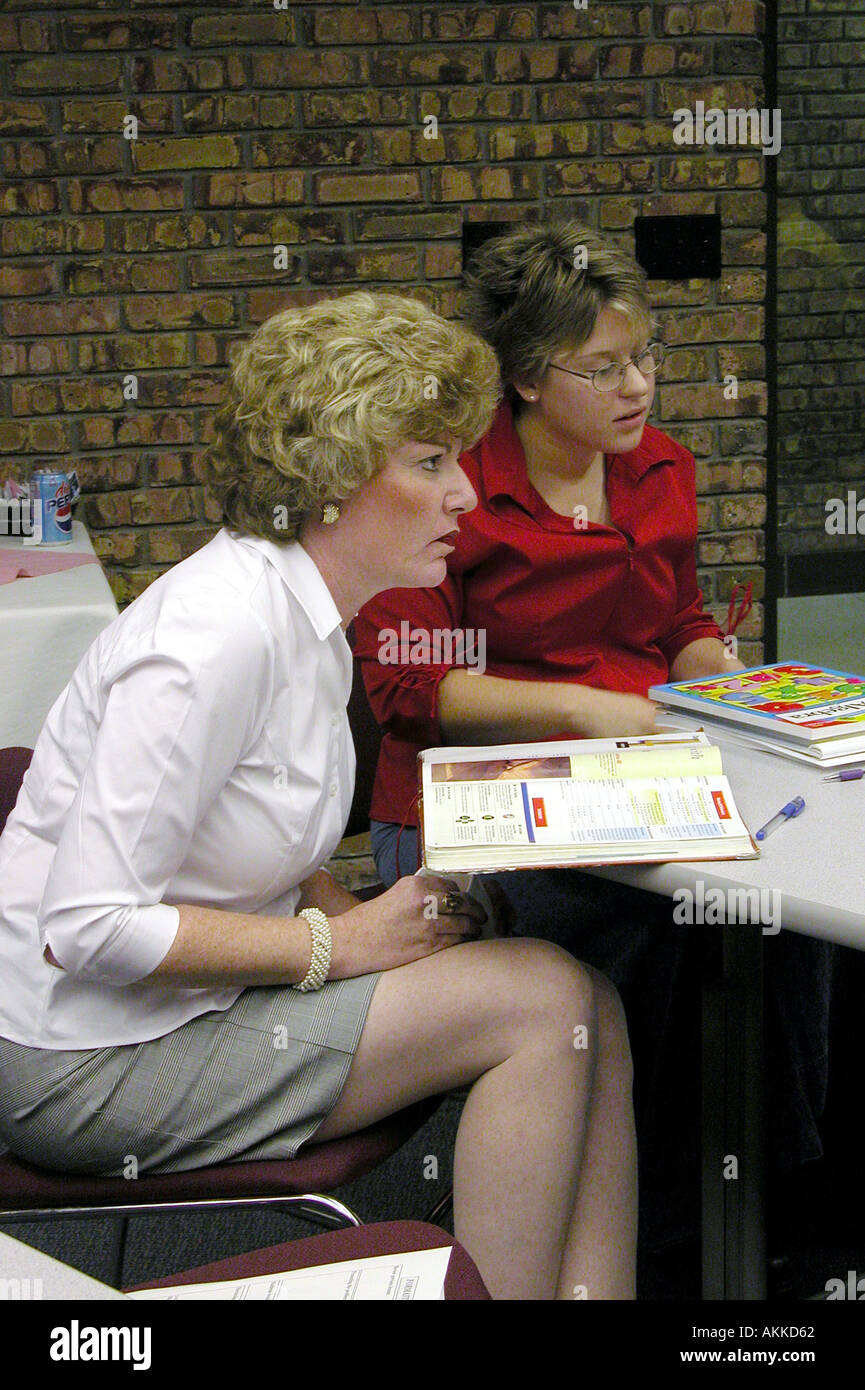 Erzieher teilnehmen in einer kleinen Gruppe mit Sitz Werkstatt zur pädagogischen Diskussion Stockfoto