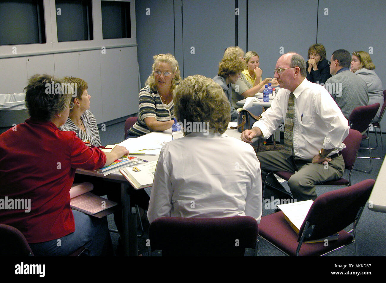 Erzieher teilnehmen in einer kleinen Gruppe mit Sitz Werkstatt zur pädagogischen Diskussion Stockfoto