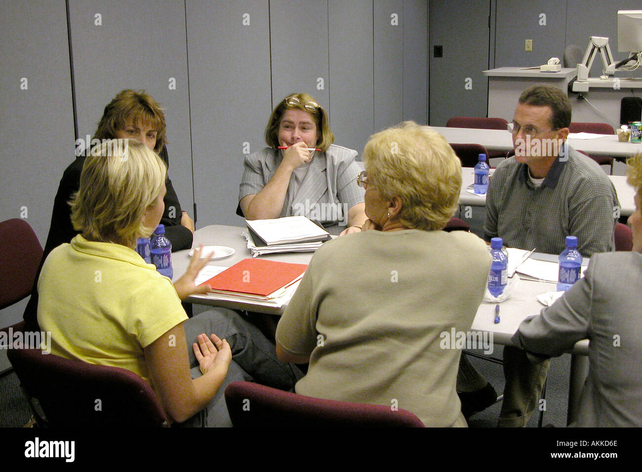Pädagogen zu beteiligen, in einer kleinen Gruppe mit Sitz-Werkstatt zur pädagogischen Diskussion 2 Stockfoto