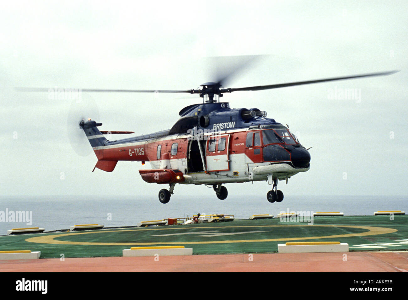 Hubschrauber schwebt über Hubschrauberlandedecks Beryl Bravo Nordsee Stockfoto