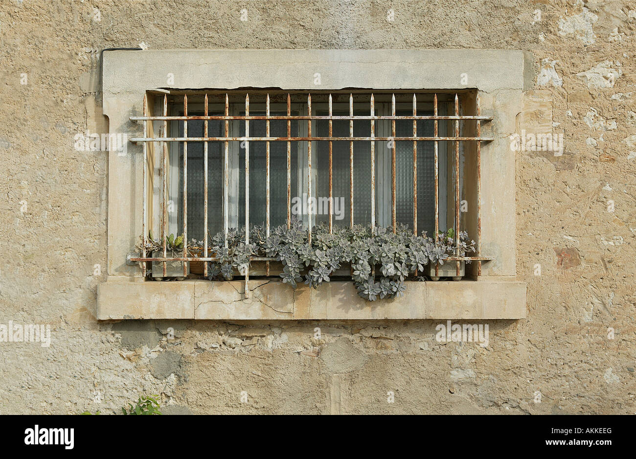 alte baufällige verwendeten europäischen Fenster mit Rosten sorglos Sicherheitsstäbe Zugang zum Haus oder Wohnung Französisch Stockfoto