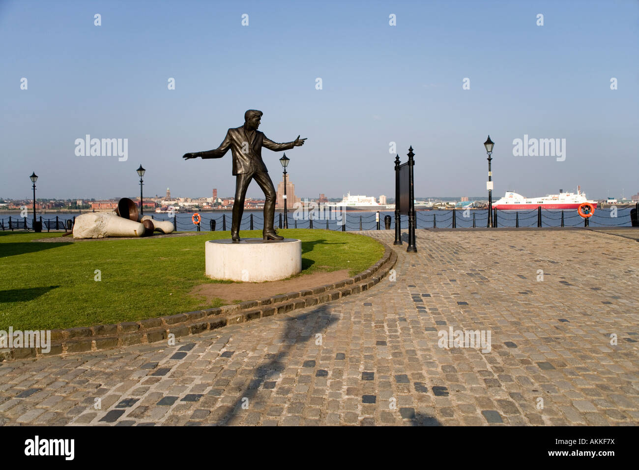 Statue von Billy Fury der Rock'n'Roll-Star der 60er Jahre durch das Albert Dock mit Blick auf den Fluss Mersey, Liverpool, England Stockfoto