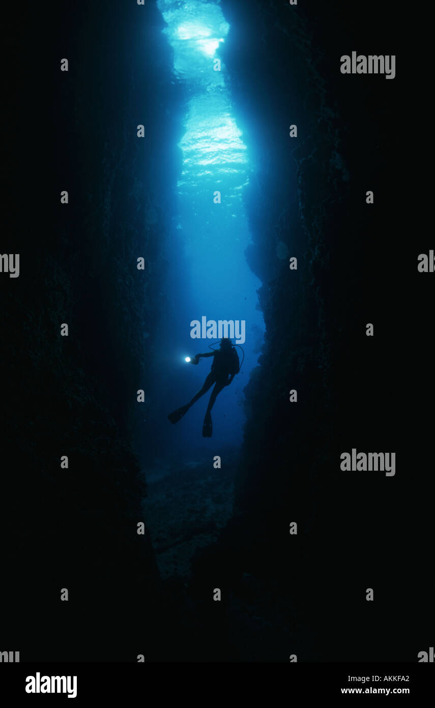Taucher unter Wasser in absteigender Höhle Salomonen Pazifischen Ozean Stockfoto