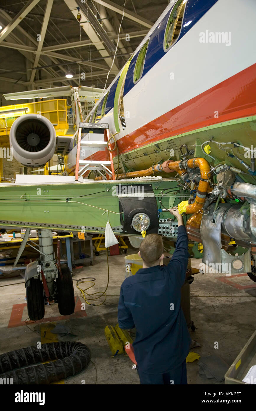 Arbeitnehmer haben schwere Instandhaltung auf American Eagle Embraer Jets Flugzeuge am Flughafen Sawyer Stockfoto