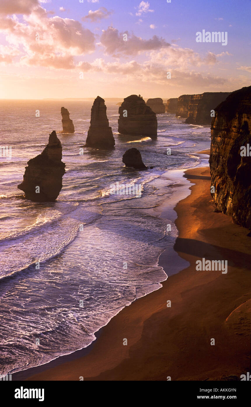 Die zwölf Apostel bei Sonnenuntergang, Great Ocean Road, Port Campbell National Park, Australien Stockfoto