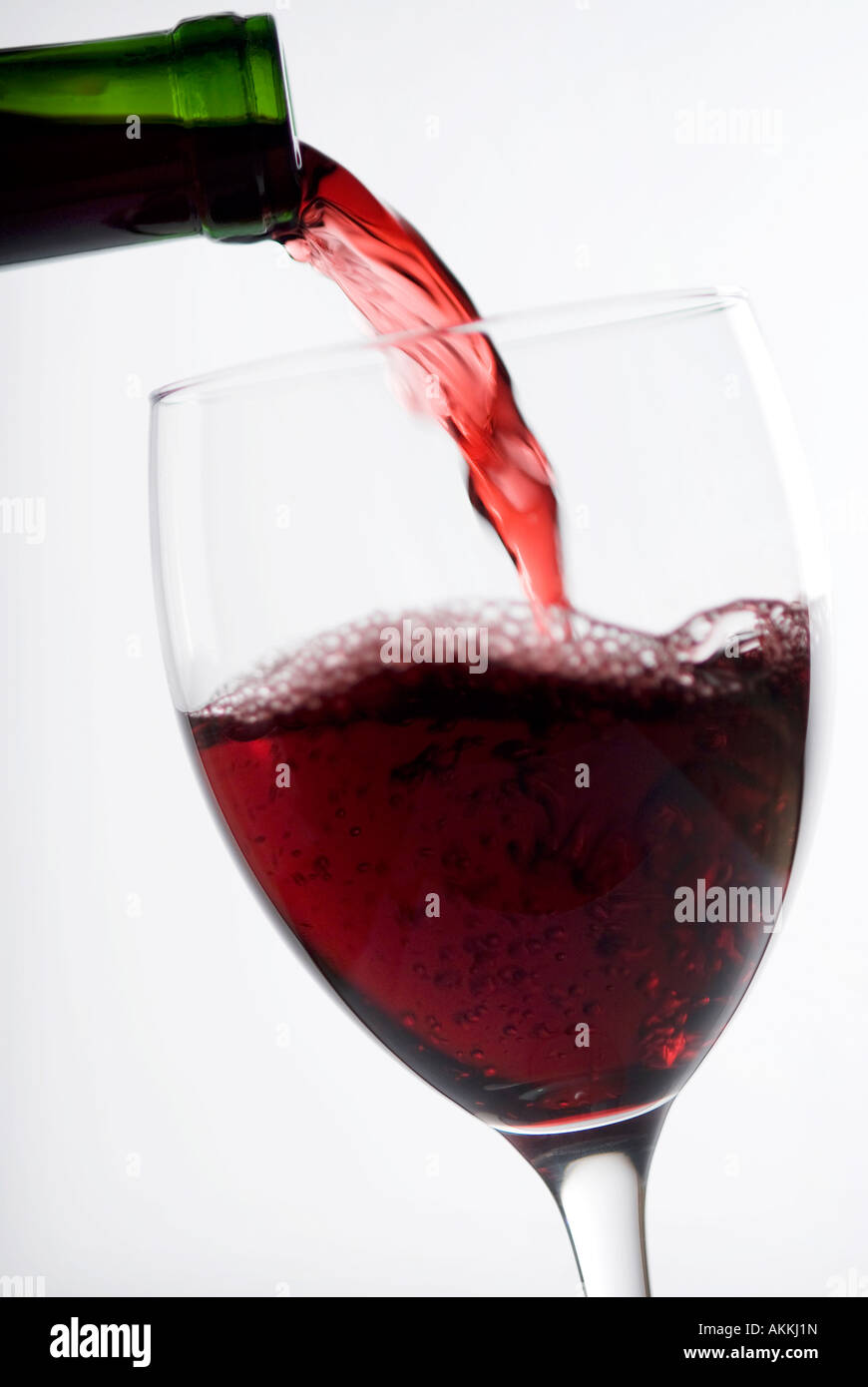 Rotwein wird in Glas gegossen Stockfoto