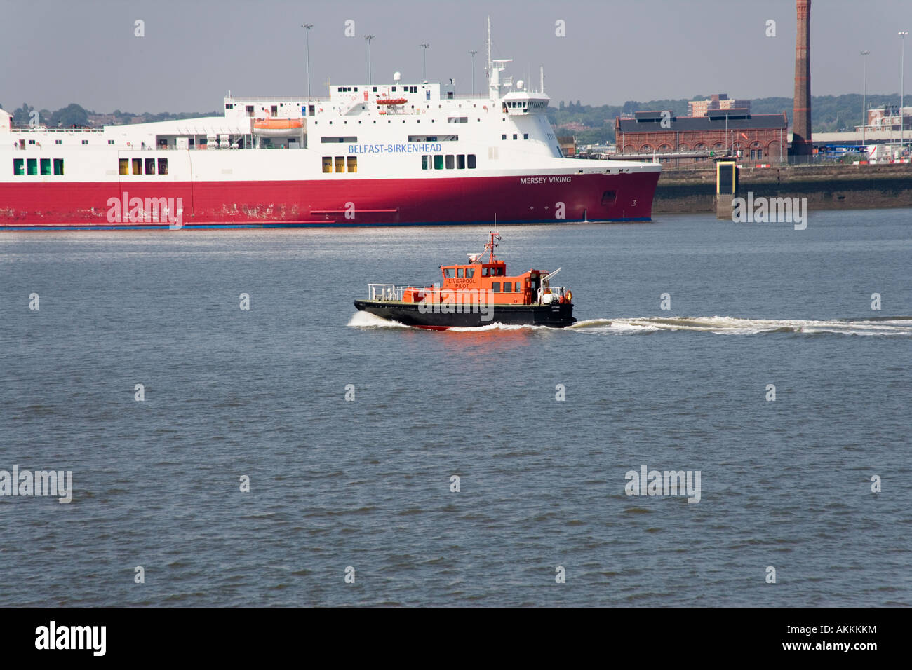 Pilot Boat Überschrift auf dem Mersey River erschossen vom Albert Dock mit Birkenhead auf dem jenseitigen Ufer, Liverpool, England Stockfoto