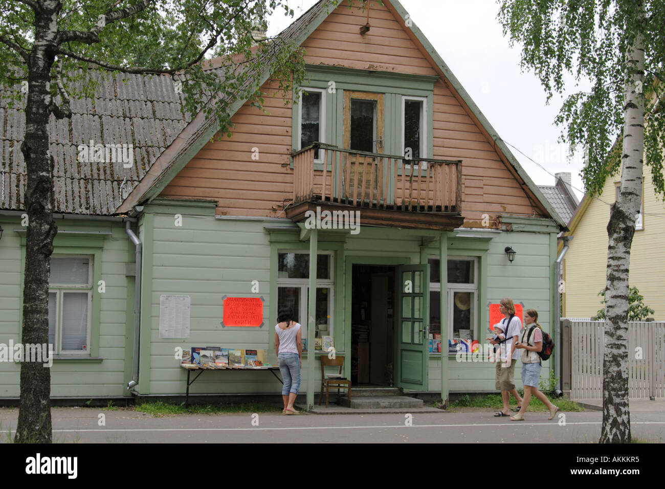 Pärnu-Estland - hölzerne secondhand-Buchladen Stockfoto