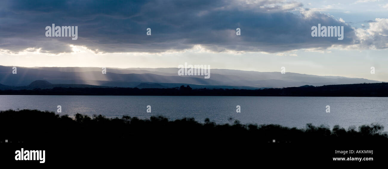 Sonnenuntergang und Silhouette Berge wie aus Elsamere, Joy Adamson Haus am Lake Naivasha, Kenia gesehen. Stockfoto