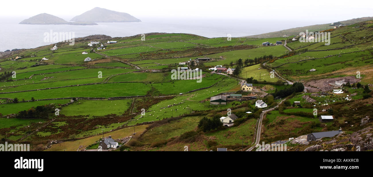 Blick über grüne Hügel auf dem Ring of Kerry, County Kerry, Irland Stockfoto