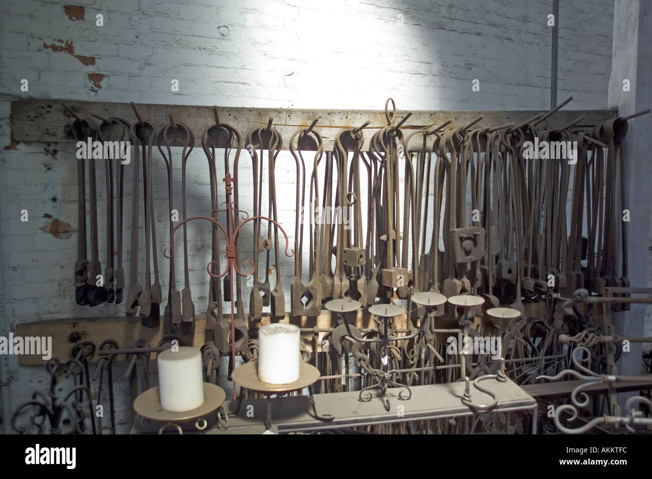 Schmiede-Werkzeuge hängen in der Schmiede Schmiede Werkstatt National Waterways Museum Cheshire UK Stockfoto