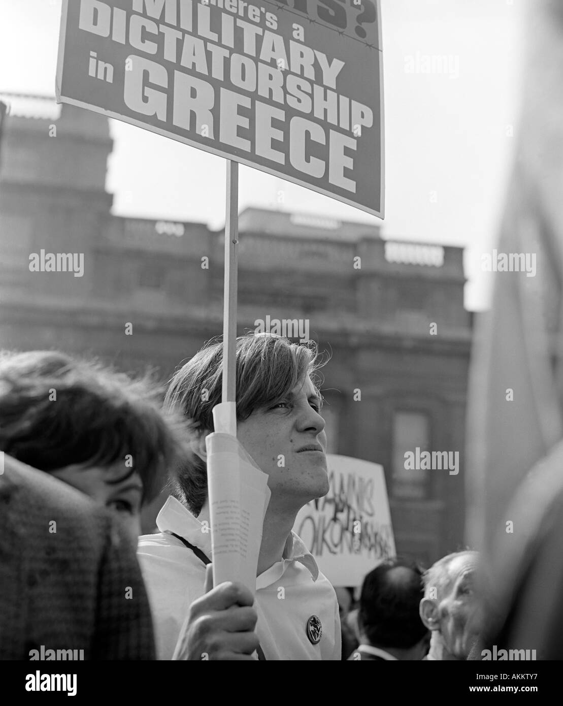Ein Demonstrant bei einer Demonstration 1968 am Trafalgar Square in London gegen das Militärregime in Griechenland. Stockfoto