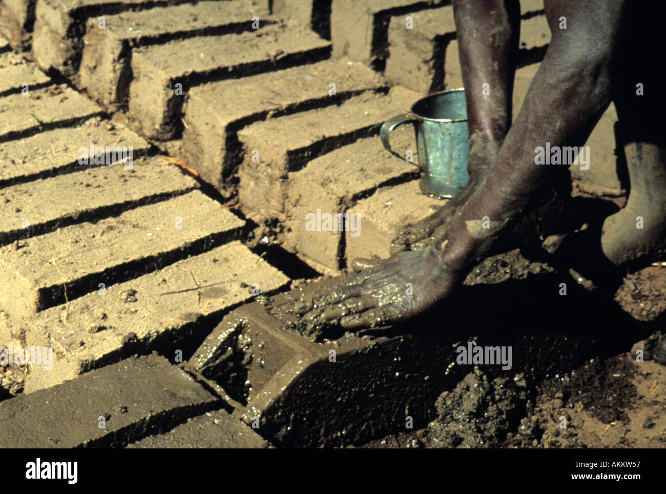 Schwarze Afrikaner machen Lehmziegeln für den Wohnungsbau in Mosambik, Afrika Stockfoto