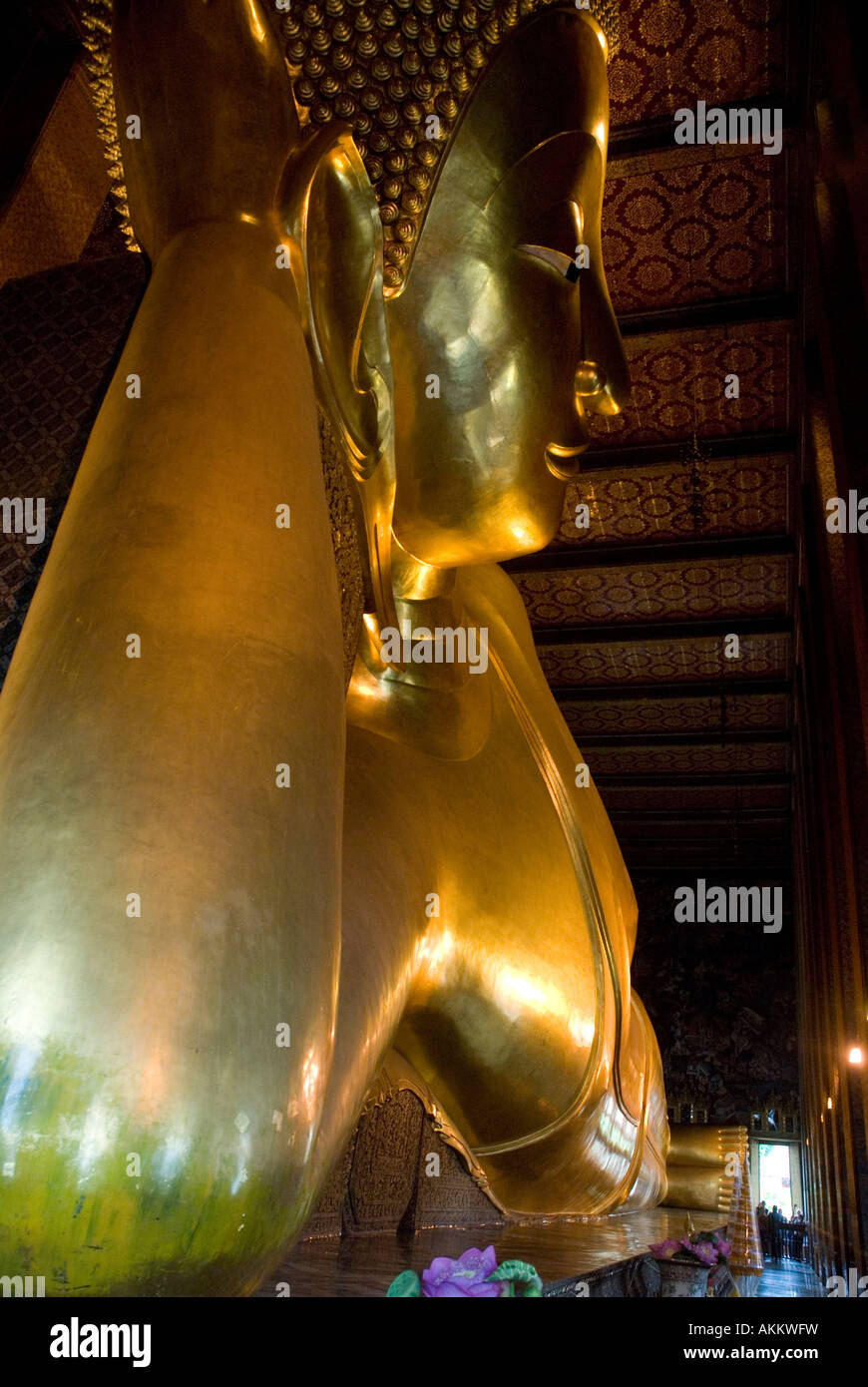 Wat Phra Kaew berühmte gold vergoldet Reclining Buddha misst 46 Meter lang und 15 hoch Stockfoto