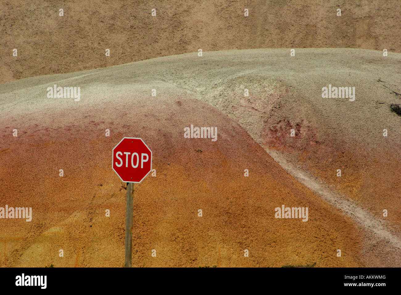 Ein Stop-Schild in der Mitte von nirgendwo in den Badlands von South Dakota Stockfoto