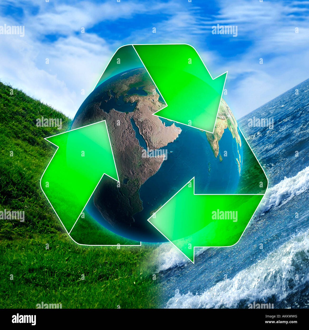 Recycling-symbol grüne Pfeile mit einem Globus über drei Elemente Wasser, Erde und Luft Umwelt und Ökologie Stockfoto