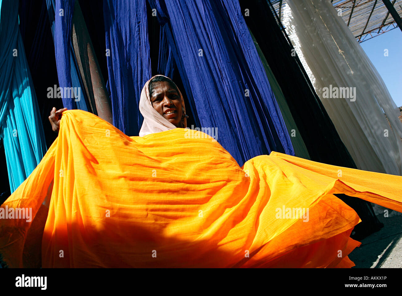 Indien, Rajasthan, Trocknung von Streifen aus Baumwolle für die Herstellung von sari Stockfoto