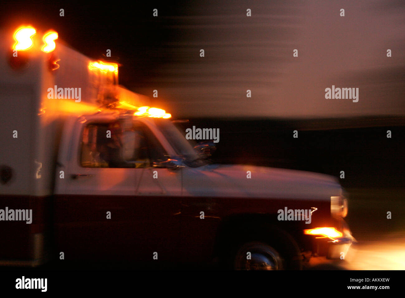 Ein Krankenwagen einen Lauf zu einem Notfall von einem 911 Anruf in der Nacht los Stockfoto