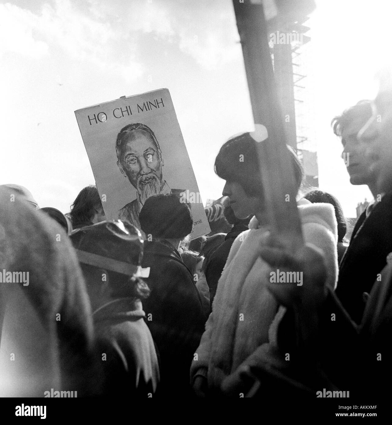 Demonstranten und Plakate, Anti-Vietnam-Krieg-Demonstration, London, 17. März 1968 Stockfoto