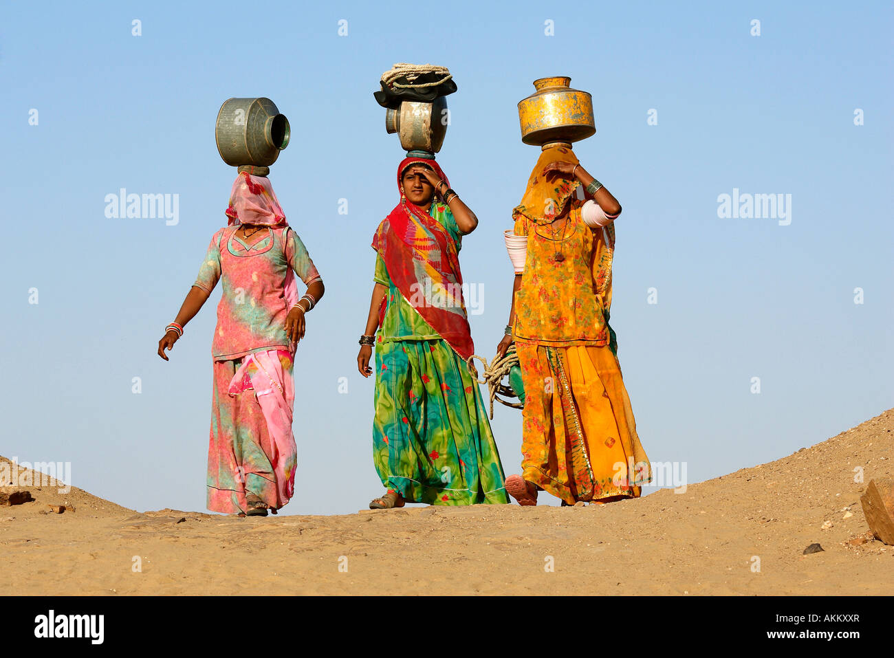 Indien, Rajasthan, Frauen, die Wasserkrüge Stockfoto