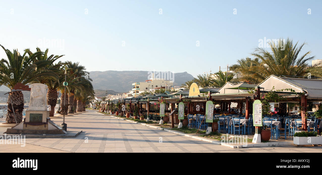 Die Reihe der touristischen Tavernen an der Promenade in Sitia Kreta Griechenland mit Blick auf den Hafen und eine Reihe von kretischen Palmen Stockfoto