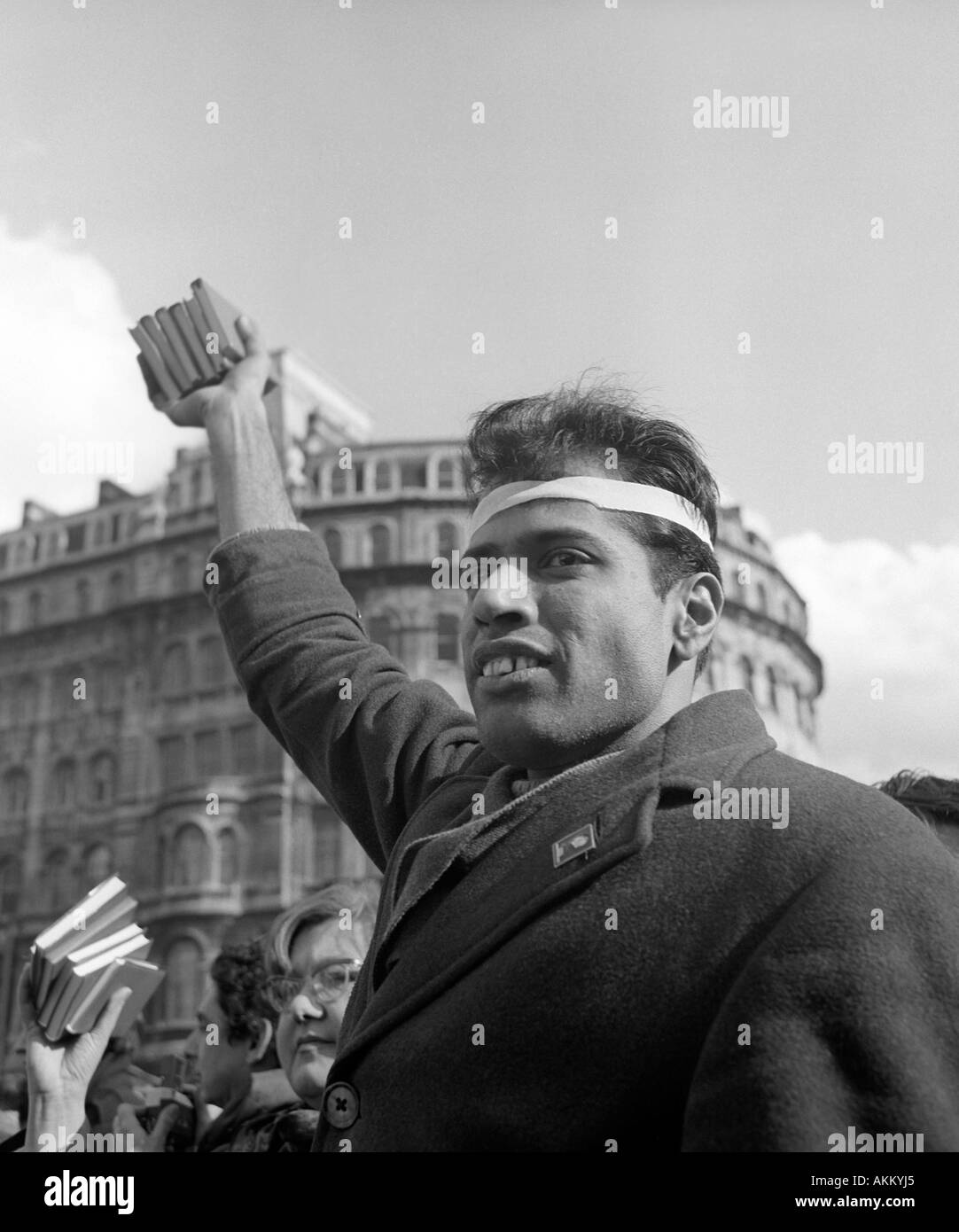 Kleine rote Büchlein Verkäufer, Anti-Vietnam-Krieg-Demonstration, London, 17. März 1968. Stockfoto