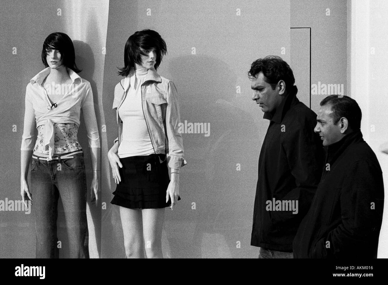 Fußgänger zu Fuß von Schaufensterpuppen in einem Schaufenster Edinburgh Stockfoto