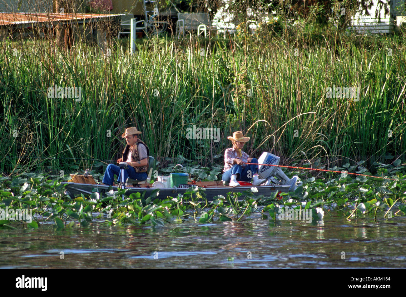 Mann und Frau Fisch für Bass am Lake Okeechobee Florida Stockfoto