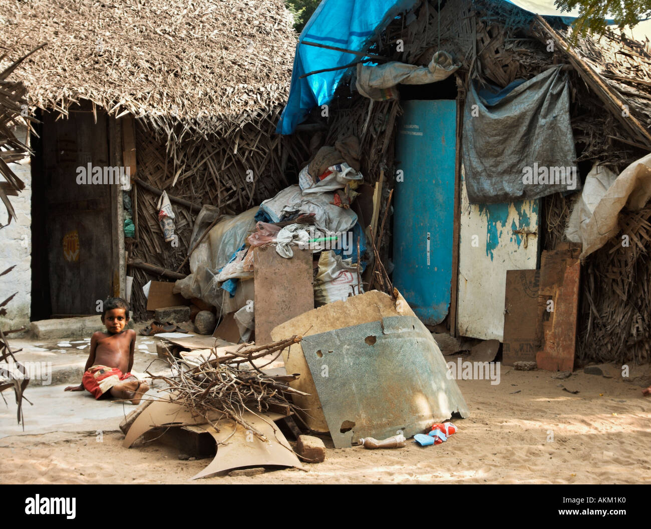 Kleiner Junge draußen Shanty Wohnung Chennai Madras Indien Stockfoto