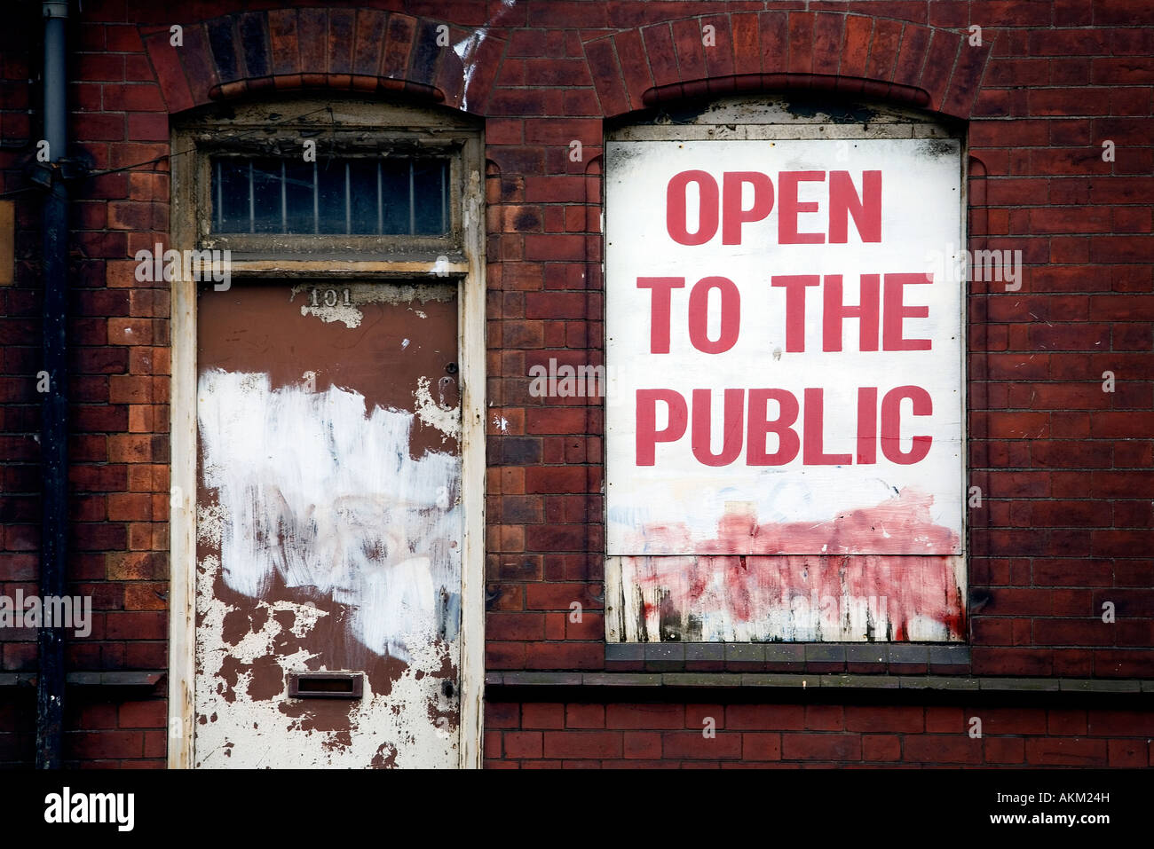 Eastside Regeneration Bereich Birmingham West Midlands England UK A Schild mit der Aufschrift frei zugänglich auf einer stillgelegten Lagerhalle Stockfoto