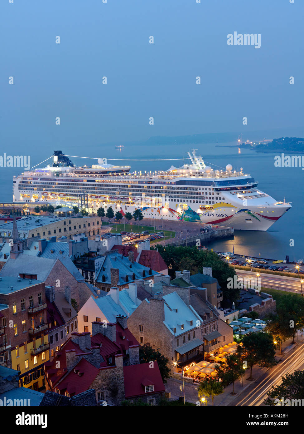 Kanada Quebec Quebec Stadt Unterstadt mit Kreuzfahrtschiff im Hafen eine Dämmerung Stockfoto