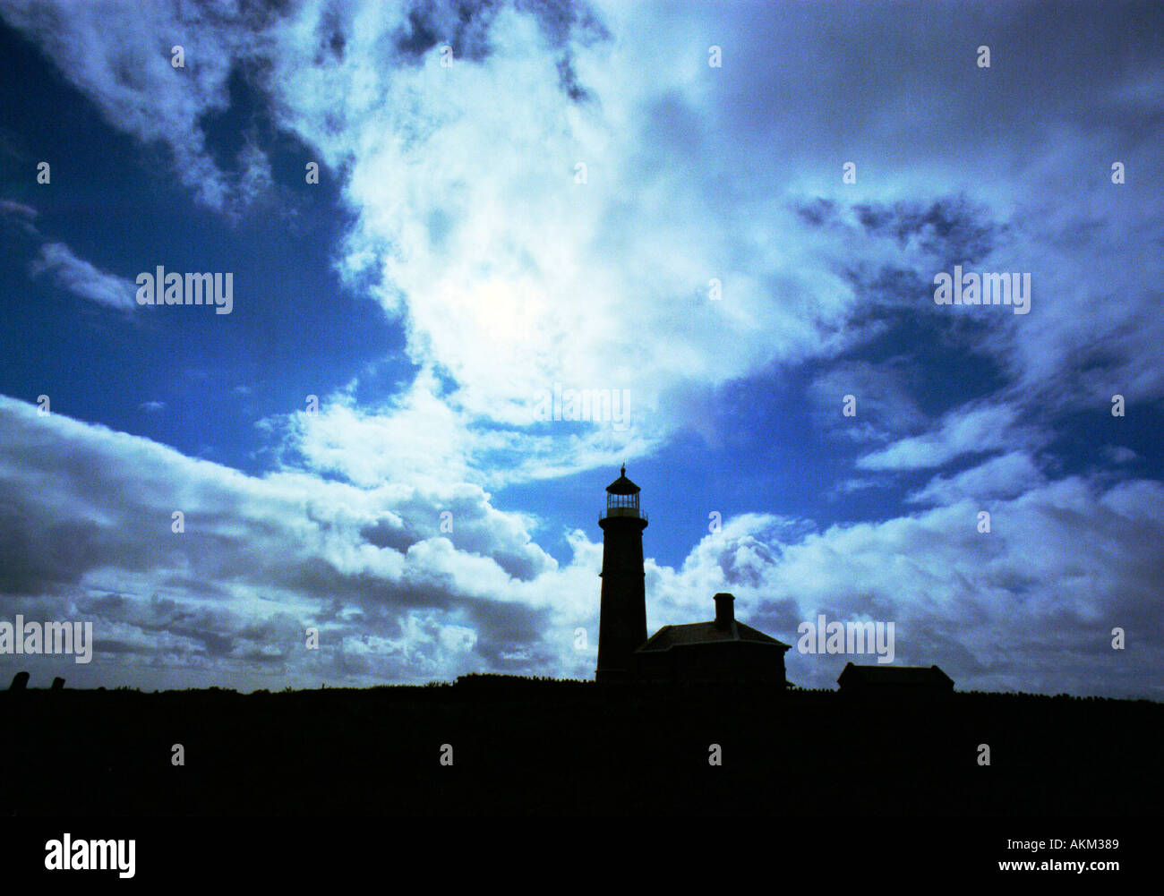 Gewitterwolken anhäufen über der 1820 erbaut alte Leuchtturm auf Lundy Island in der Bristol-Chanel, 11 Meilen vor der Küste von Devon. Stockfoto