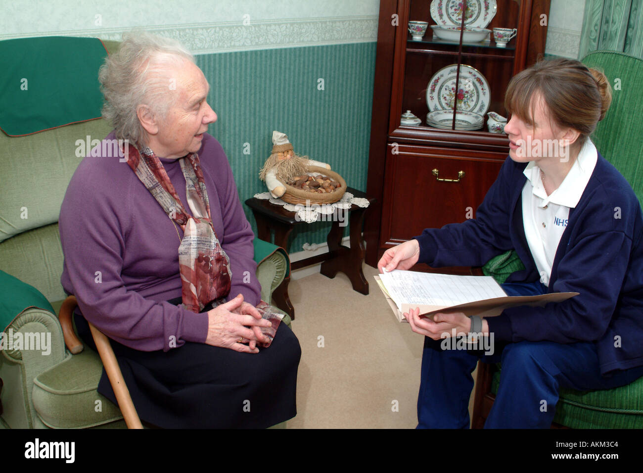 Ältere Dame spricht mit sozialen Dienstleistungen Arbeitnehmer England UK Stockfoto