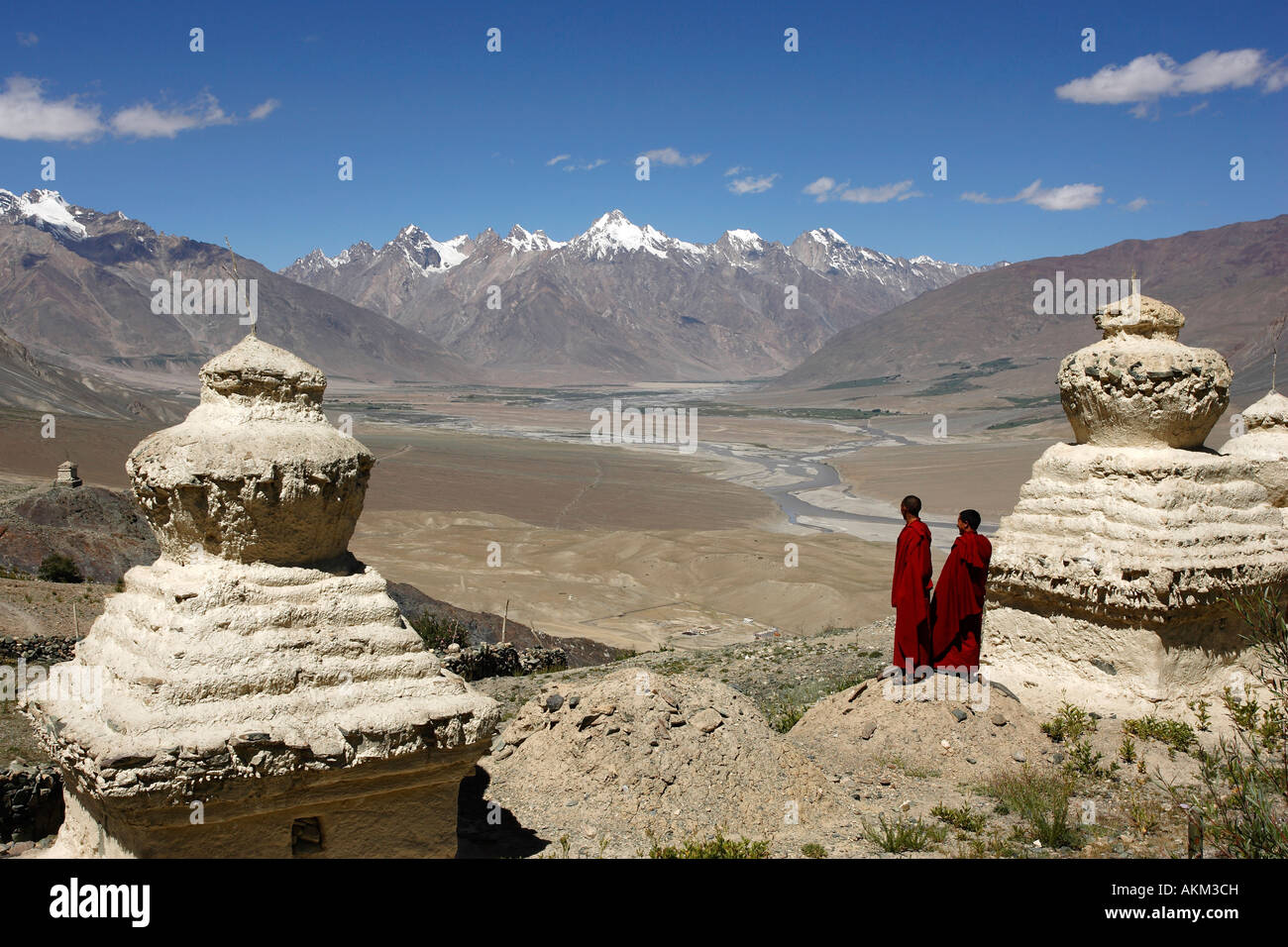 Indien, Jammu und Kaschmir, Zanskar, Zanskar Gebirge, Berggipfel Blick auf den Zanskar-Fluss Stockfoto