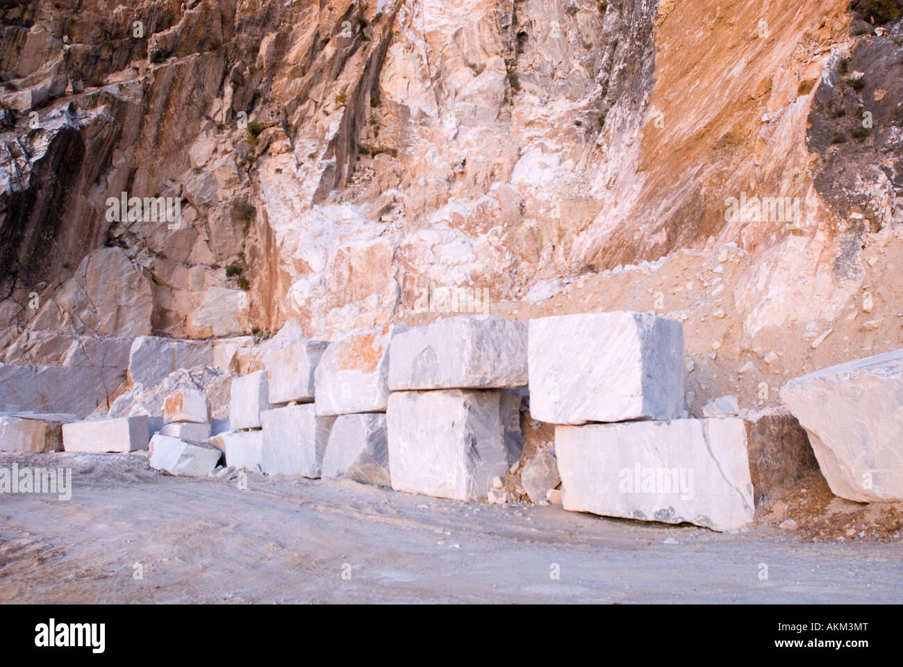 Marmor-Steinbruch mit Marmorblöcken über Carrara Toskana Italien Stockfoto