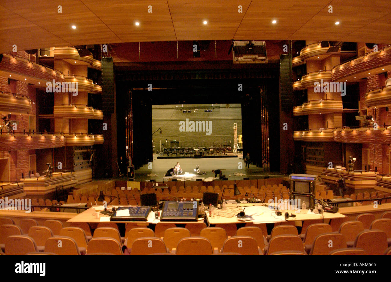 In der großen Aula The Donald Gordon Theatre in Wales Millennium Centre, Cardiff Bay, South Wales, UK Stockfoto