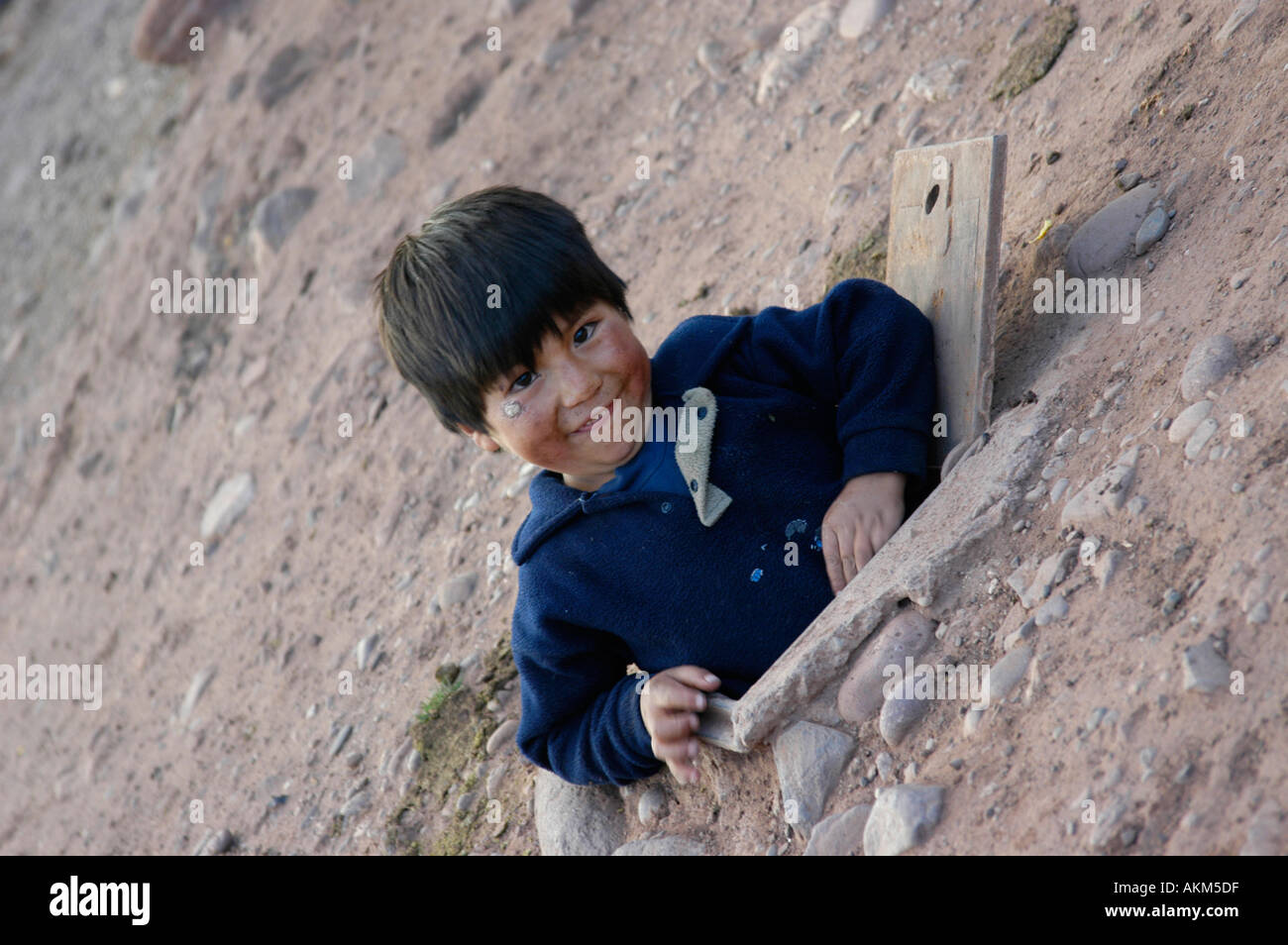 Indischer junge kommen aus einem Loch im Boden Lateinamerika Stockfoto