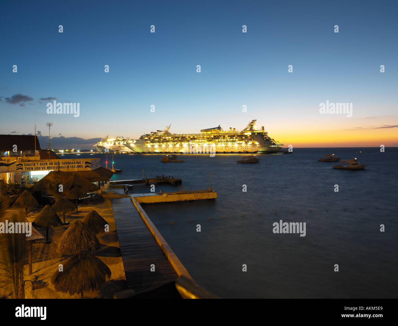 Kreuzfahrtschiffe in der Abenddämmerung am internationalen Terminal Cozumel Mexiko Stockfoto