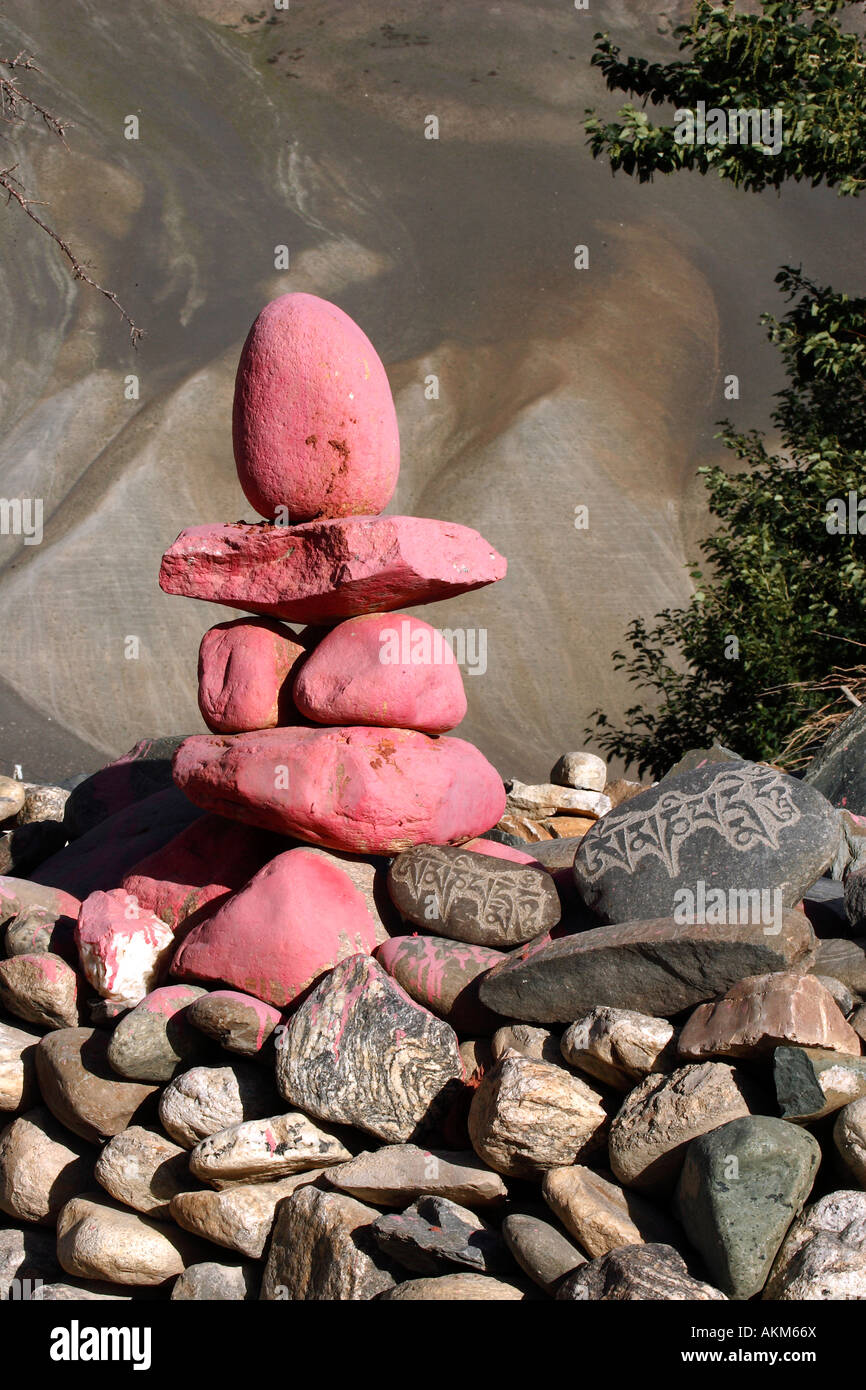 Indien, Jammu und Kaschmir, Zanskar, Mani-Steinen, Steinen geschnitzt mit mantras Stockfoto