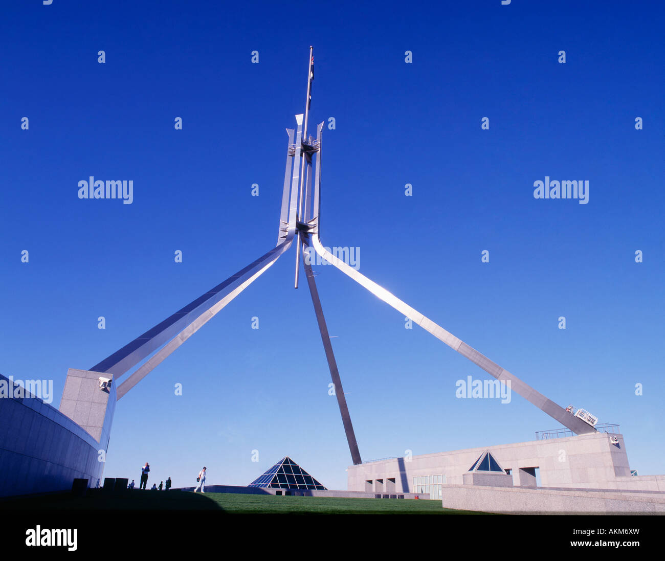 Die majestätische Struktur des Parlamentsgebäudes in Canberra, Australien, unter einem klaren blauen Himmel Stockfoto