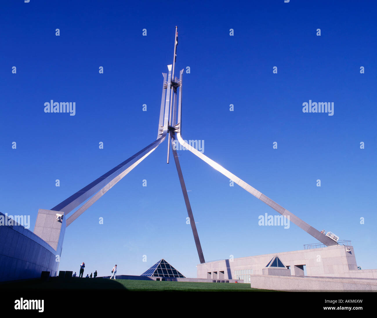 Edelstahl-Fahnenmast auf dem Dach des Parlaments House Canberra Australian Capital Territory Australien Stockfoto
