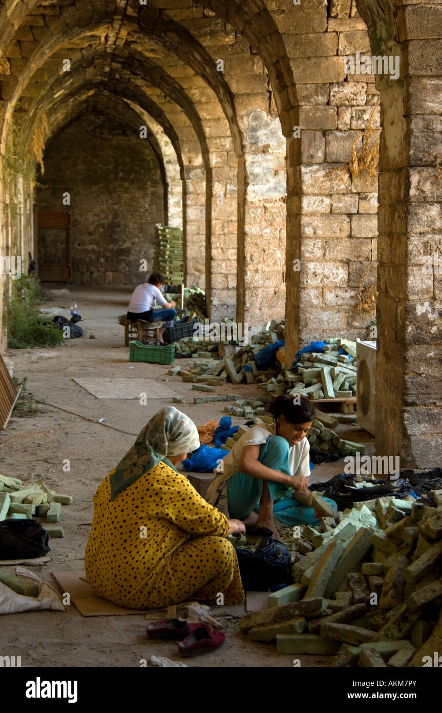 Frauen arbeiten in Seifenfabrik Stockfoto