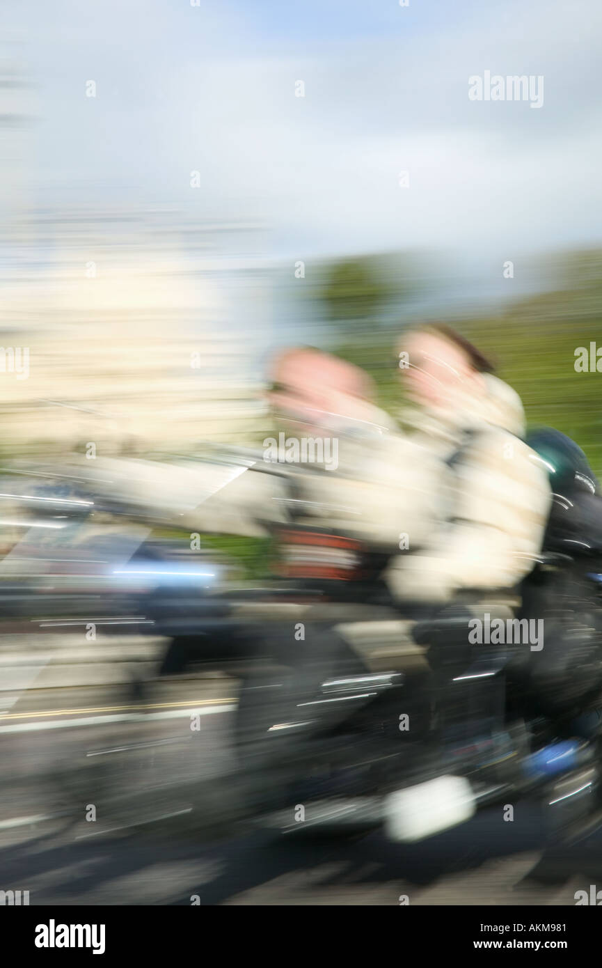 Geschwindigkeit blur Bild eines Motorradfahrer und Sozius ohne Sturzhelme, Ace Cafe Reunion, Brighton Stockfoto