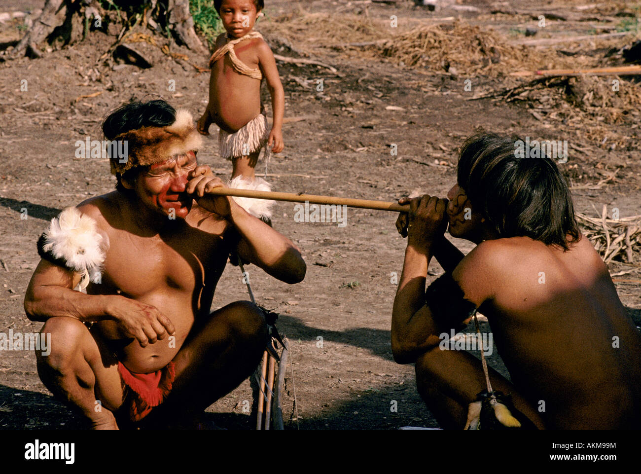 Yanomami indische Männer, die Yopo Schnupftabak, Venezuela Stockfoto