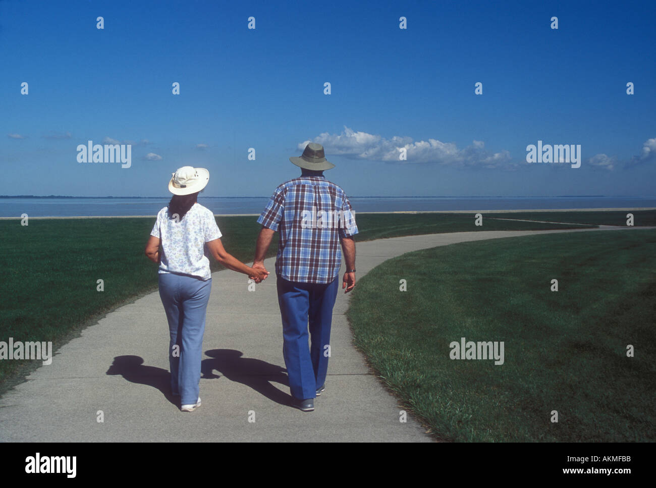 Hand in hand spazieren Stockfoto