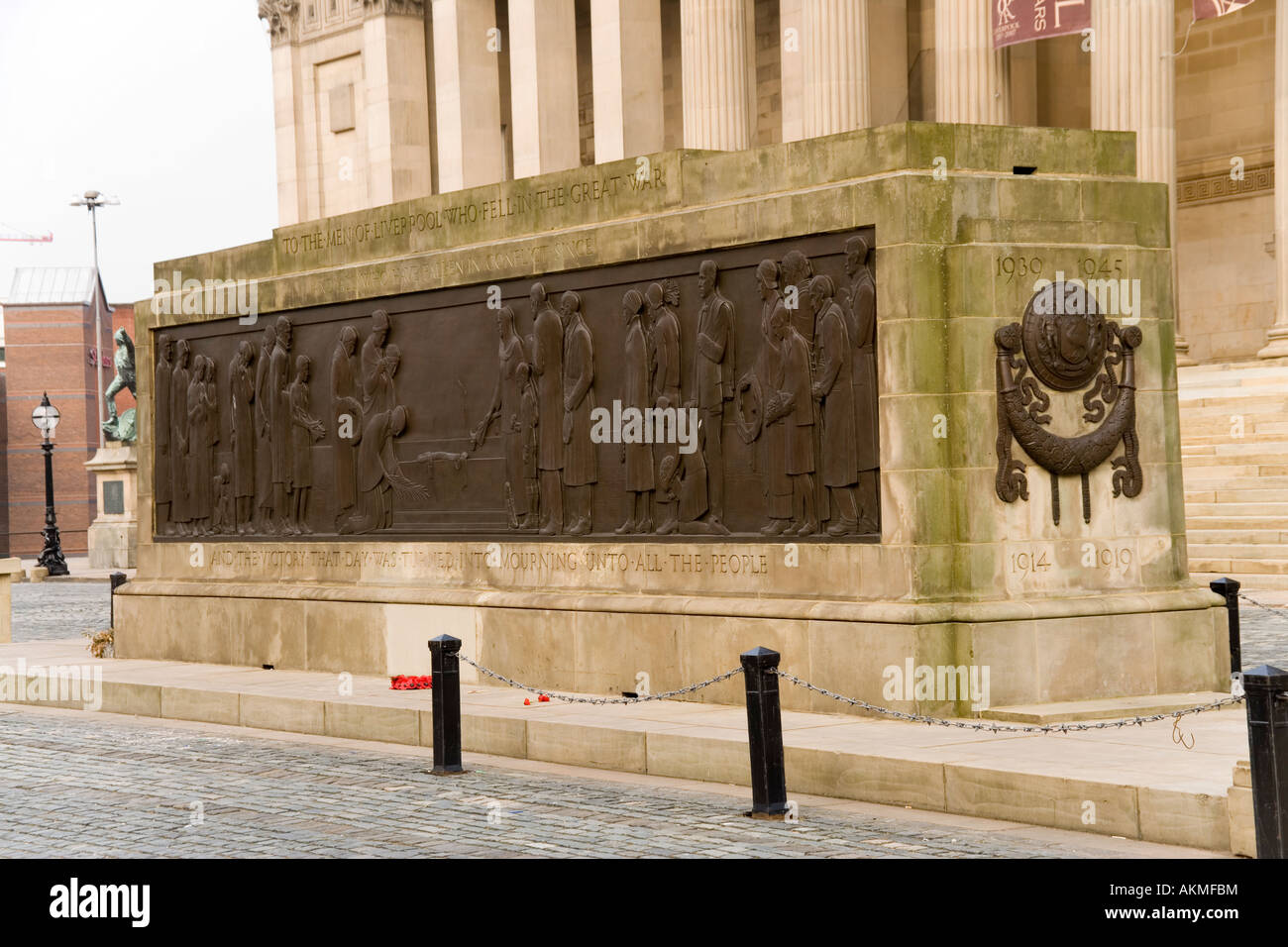 Das Kriegerdenkmal vor St.-Georgs Halle in Liverpool England Stockfoto