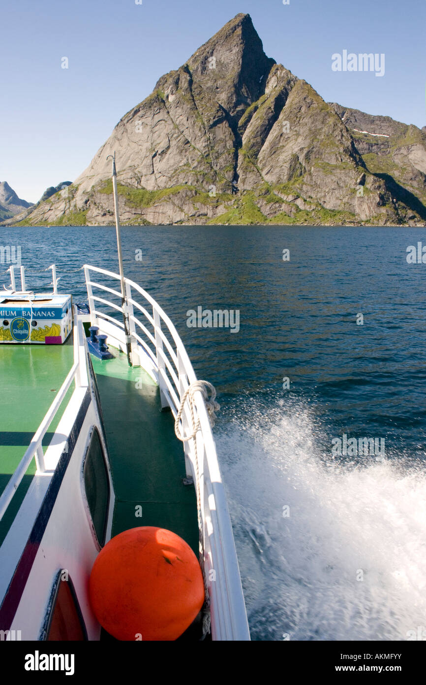 Mail-Fähre auf der täglichen Reise rund um Reinefjord, Moskenes, Lofoten Inseln, Norwegen Arktis Stockfoto